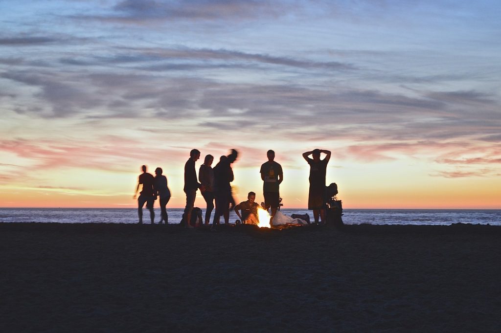 Lagerfeuer zusammen mit Freunden