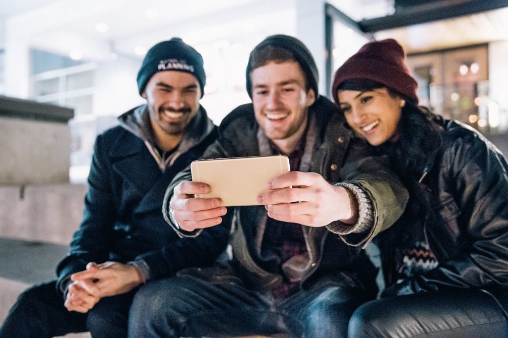 Freunde um Tipps für die gemeinsame Reiseplanung bitten