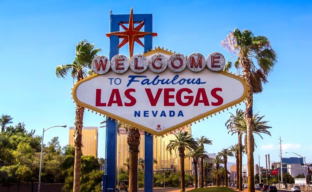 Day or night, fast-paced or slow, Las Vegas is a smorgasbord of activity, food, gambling, and entertainment.