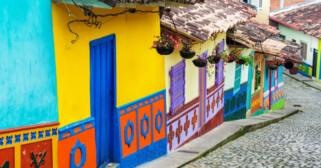 Captivating Colors of Guatapé: Immerse yourself in the vibrant charm of Guatapé, just a stone's throw away from Medellín. These colorful facades tell stories of a town rich in culture and character. Wander through the streets and discover why this Colombian gem is a must-visit for digital nomads ?