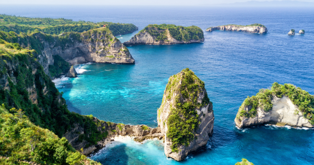 Balancing Work and Play: Nusa Penida isn't just about breathtaking cliffs and hidden coves; it's where your work-life balance thrives. Spend mornings in co-working spaces and afternoons exploring natural wonders like Kelingking Beach ??‍?